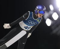 飛躍する小林陵侑＝プレダッツォ・ジャンプ競技場（撮影・吉澤敬太）