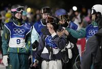 　女子ビッグエア決勝　３回目を終え、海外選手から祝福を受ける村瀬心椛（手前）＝リビーニョ（共同）