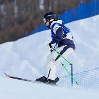 女子スロープスタイル予選の前に調整する近藤心音。その後、棄権が発表された＝リビーニョ（共同）