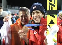 銅メダルを獲得し、父・学さんと喜ぶ二階堂蓮＝プレダッツォ・ジャンプ競技場（撮影・吉澤敬太）