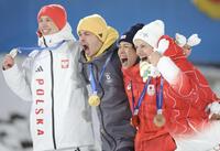 銅メダルを獲得し、叫ぶ二階堂蓮（右から２人目）＝プレダッツォ・ジャンプ競技場（撮影・吉澤敬太）