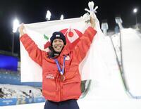 銅メダルを獲得し喜ぶ二階堂蓮＝プレダッツォ・ジャンプ競技場（撮影・吉澤敬太）