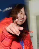 女子ビッグエアで金メダルを獲得し、おどける村瀬心椛＝リビーニョ（共同）