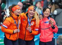 女子１０００メートルで銅メダルを獲得し、笑顔の高木美帆（右）。中央は優勝したユタ・レールダム、左は２位のフェムケ・コク