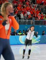 女子１０００メートルのレースで３位だった高木美帆。手前は優勝したユタ・レールダム