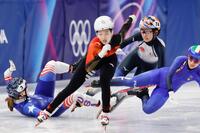 女子５００メートル予選　転倒する金井莉佳（74）＝ミラノ（共同）