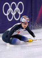 女子５００メートル予選　転倒する金井莉佳＝ミラノ（共同）