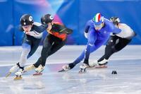 滑走する宮田将吾（左端）＝ミラノ（共同）