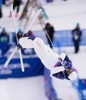 第２エアを決める堀島行真＝リビーニョ（共同）