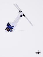 第１エアを決める堀島行真＝リビーニョ（共同）