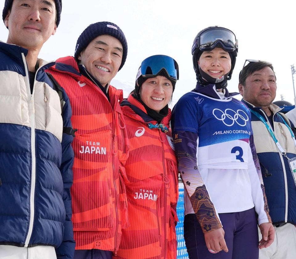 　パラレル大回転の競技を終え、写真に納まる（左２人目から）斯波正樹、竹内智香、三木つばきら（共同）