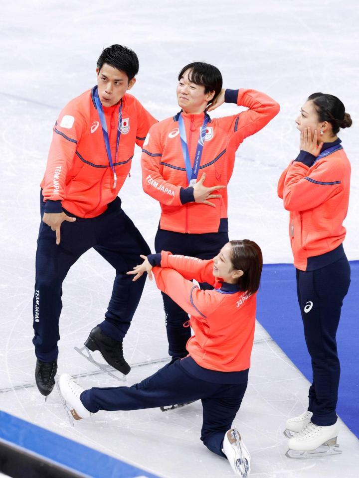 　銀メダルを獲得し、記念撮影する（左から）木原、鍵山、三浦、坂本（共同）