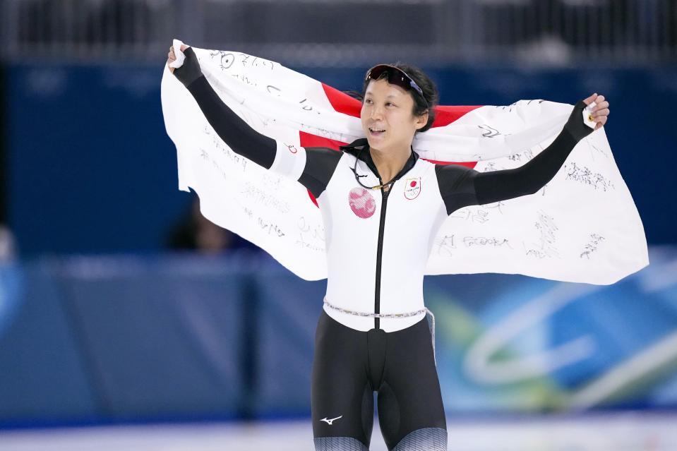 　女子１０００メートルで銅メダルを獲得し、日の丸を掲げる高木美帆＝ミラノ（共同）