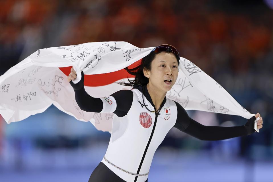 　女子１０００メートルで銅メダルを獲得し、日の丸を掲げる高木美帆＝ミラノ（共同）
