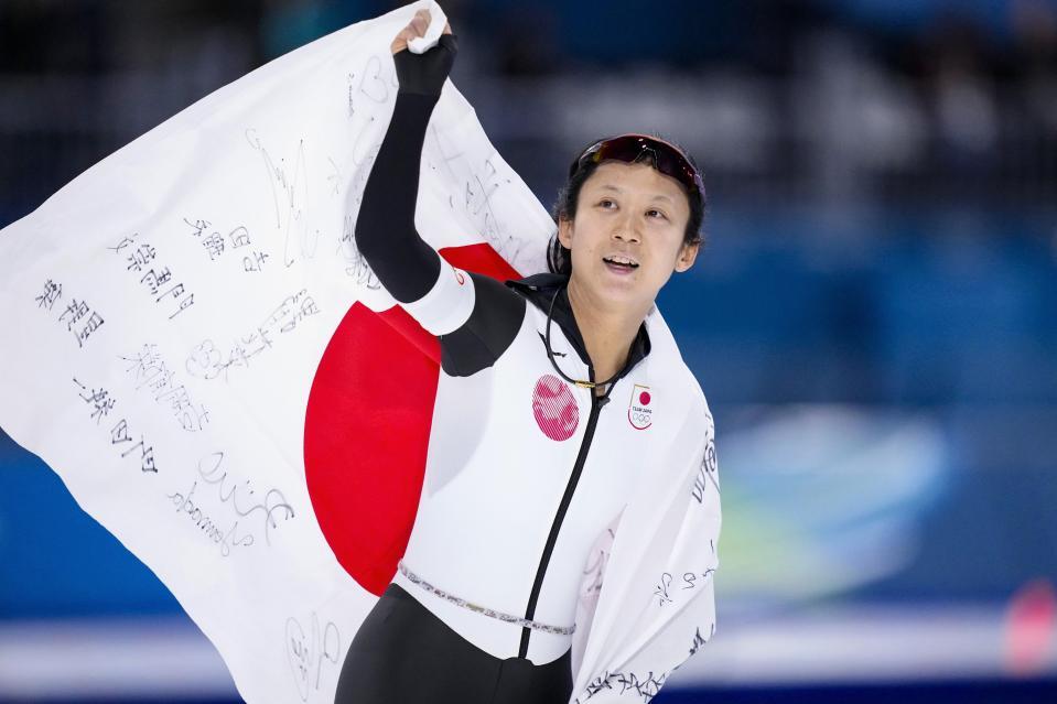 　女子１０００メートルで銅メダルを獲得し、日の丸を掲げる高木美帆＝ミラノ（共同）