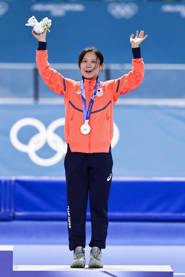 女子１０００メートルで３大会連続のメダルとなる「銅」を獲得した高木美帆＝ミラノ（共同）