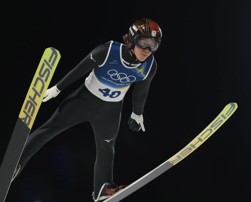 飛躍する二階堂蓮＝プレダッツォ・ジャンプ競技場（撮影・吉澤敬太）