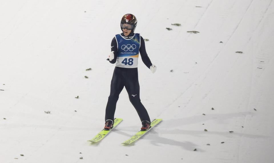 ジャンプを決め、ほえる二階堂蓮＝プレダッツォ・ジャンプ競技場（撮影・吉澤敬太）