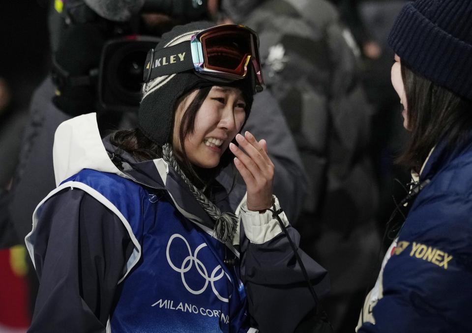 　女子ビッグエアで金メダルを獲得し、感極まる村瀬心椛＝リビーニョ（共同）