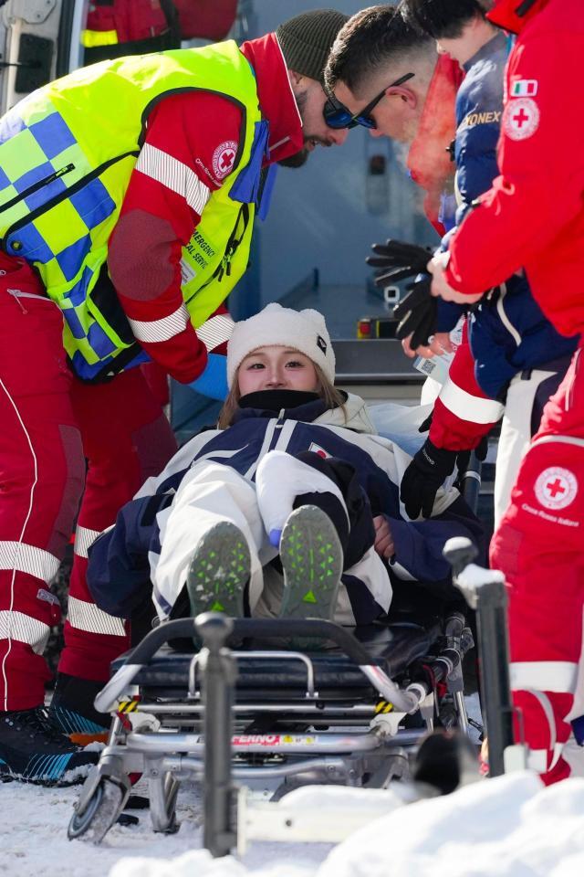 公式練習中に転倒し、担架で運ばれる近藤心音（共同）