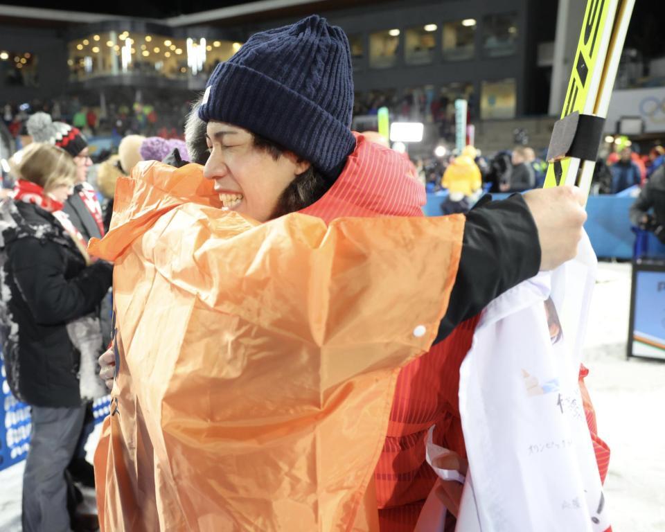 父と抱き合い喜ぶ二階堂蓮＝プレダッツォ・ジャンプ競技場（撮影・吉澤敬太）