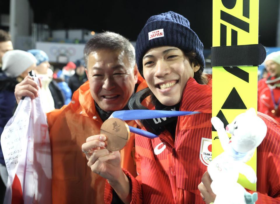 銅メダルを獲得し、父・学さんと喜ぶ二階堂蓮＝プレダッツォ・ジャンプ競技場（撮影・吉澤敬太）