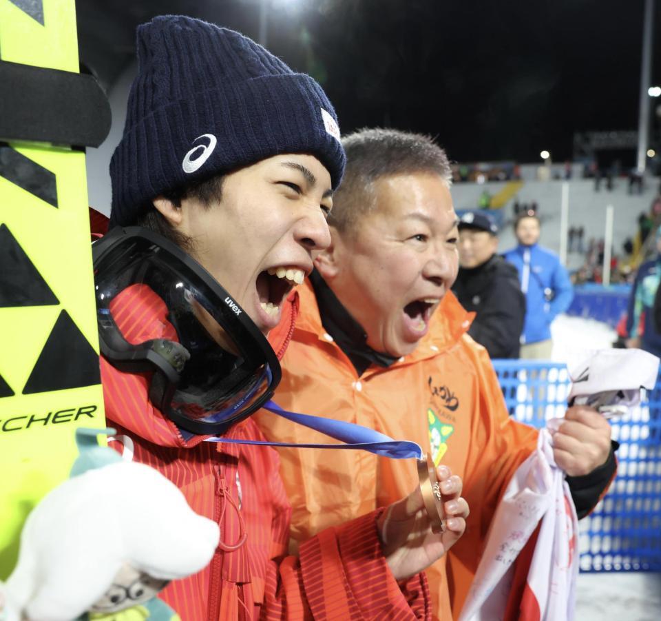 銅メダルを獲得し、父・学さんと喜ぶ二階堂蓮＝プレダッツォ・ジャンプ競技場（撮影・吉澤敬太）