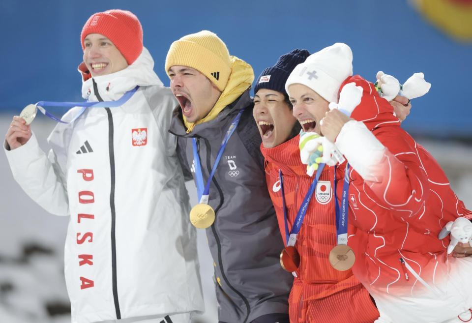 銅メダルを獲得し、叫ぶ二階堂蓮（右から２人目）＝プレダッツォ・ジャンプ競技場（撮影・吉澤敬太）