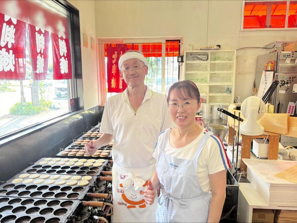 高木が高校時代にアルバイトした「高橋まんじゅうや屋」の店主・高橋道明さんと妻・美哉さん