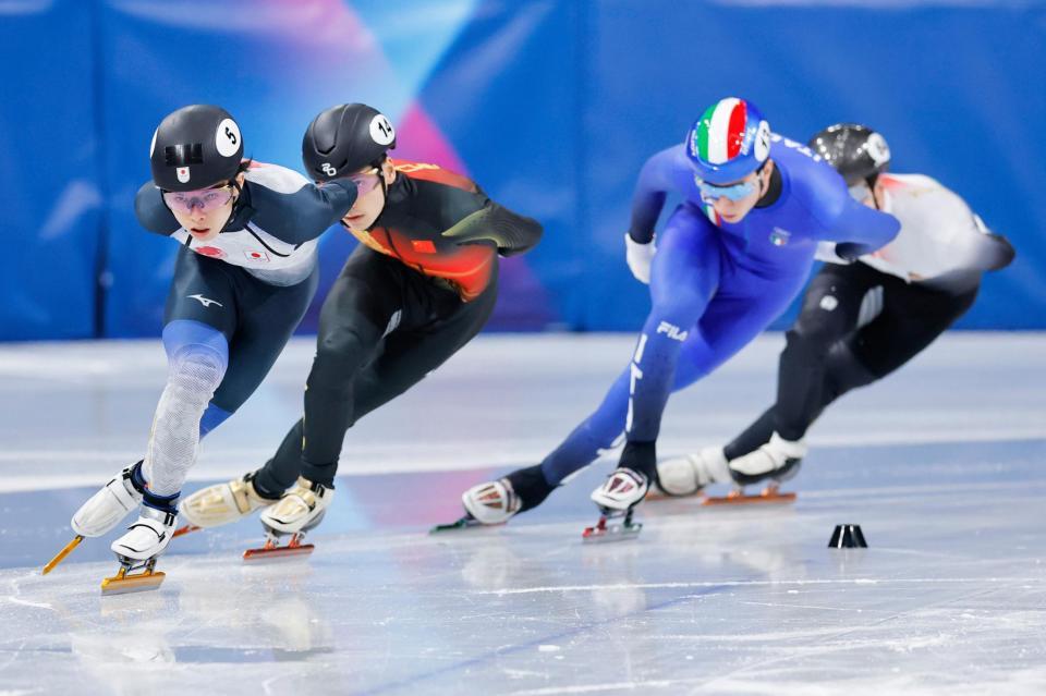 滑走する宮田将吾（左端）＝ミラノ（共同）