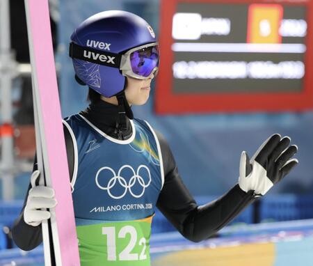 飛躍を終え手を振る小林陵侑（撮影・吉澤敬太）