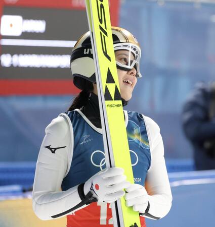 飛躍を終え、微笑む丸山希（撮影・吉澤敬太）