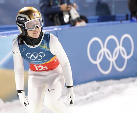 飛躍を終え、明るい表情の丸山希（撮影・吉澤敬太）