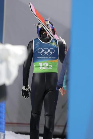 飛躍を終え、控え所へ向かう小林陵侑（撮影・吉澤敬太）