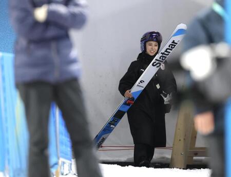 控え所から出て来て笑顔を見せる高梨沙羅（撮影・吉澤敬太）