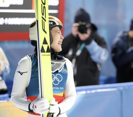 飛躍を終え笑顔の丸山希（撮影・吉澤敬太）