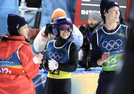 飛躍を終え笑顔の高梨沙羅（中央）、丸山希（左）、小林陵侑（撮影・吉澤敬太）