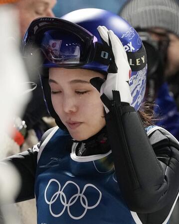 混合団体　２回目の飛躍を終え涙を流す高梨沙羅＝プレダッツォ（共同）