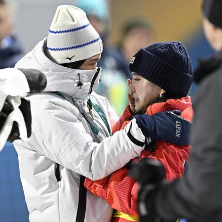 混合団体で銅メダルを獲得し、伊藤有希（左）に祝福され涙を流す高梨沙羅＝プレダッツォ（共同）