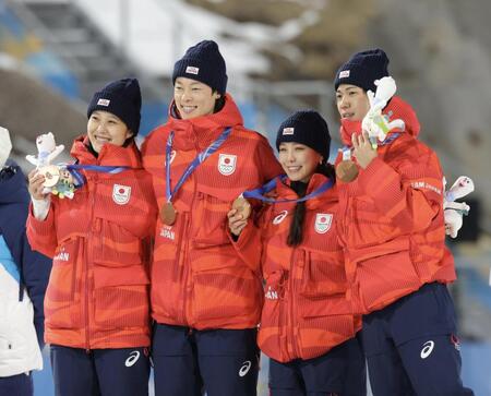 銅メダルを掲げる（左から）丸山希、小林陵侑、高梨沙羅、二階堂蓮（撮影・吉澤敬太）