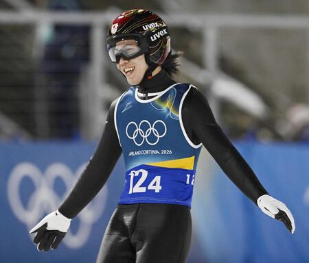 　混合団体　２回目の飛躍を終え、笑顔を見せる二階堂蓮＝プレダッツォ（共同）