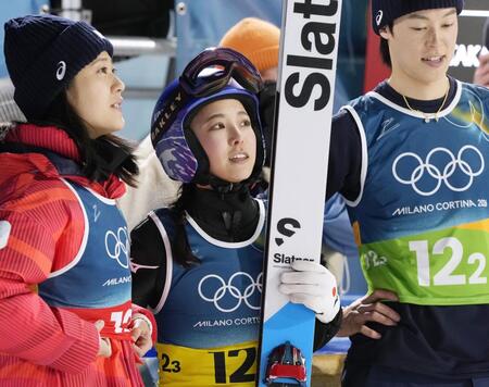 混合団体　２回目の飛躍を終え、涙ぐむ高梨沙羅。左は丸山希、右は小林陵侑＝プレダッツォ（共同）