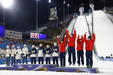 混合団体で銅メダルを獲得し、笑顔で表彰台に上がる（右から）二階堂蓮、高梨沙羅、小林陵侑、丸山希＝プレダッツォ（共同）