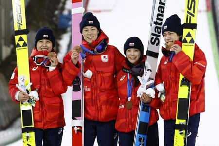 混合団体で銅メダルを獲得し、笑顔を見せる（左から）丸山希、小林陵侑、高梨沙羅、二階堂蓮＝プレダッツォ（共同）