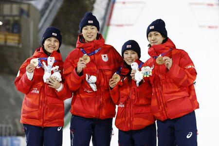 混合団体で銅メダルを獲得し、笑顔を見せる（左から）丸山希、小林陵侑、高梨沙羅、二階堂蓮＝プレダッツォ（共同）