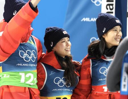 銅メダルに喜ぶ高梨沙羅（中央）ら日本チーム（撮影・吉澤敬太）