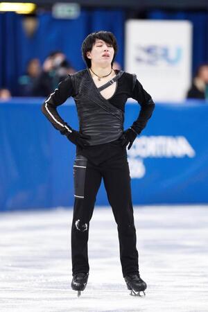 男子ＳＰの演技を終え、肩を落とす三浦佳生（共同）