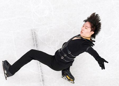 男子ＳＰ　演技する三浦佳生（共同）