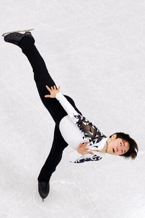 演技する鍵山優真＝ミラノ（共同）