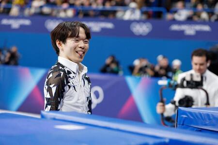 男子ＳＰの演技を終え、舌を出しながら引き揚げる鍵山優真（共同）